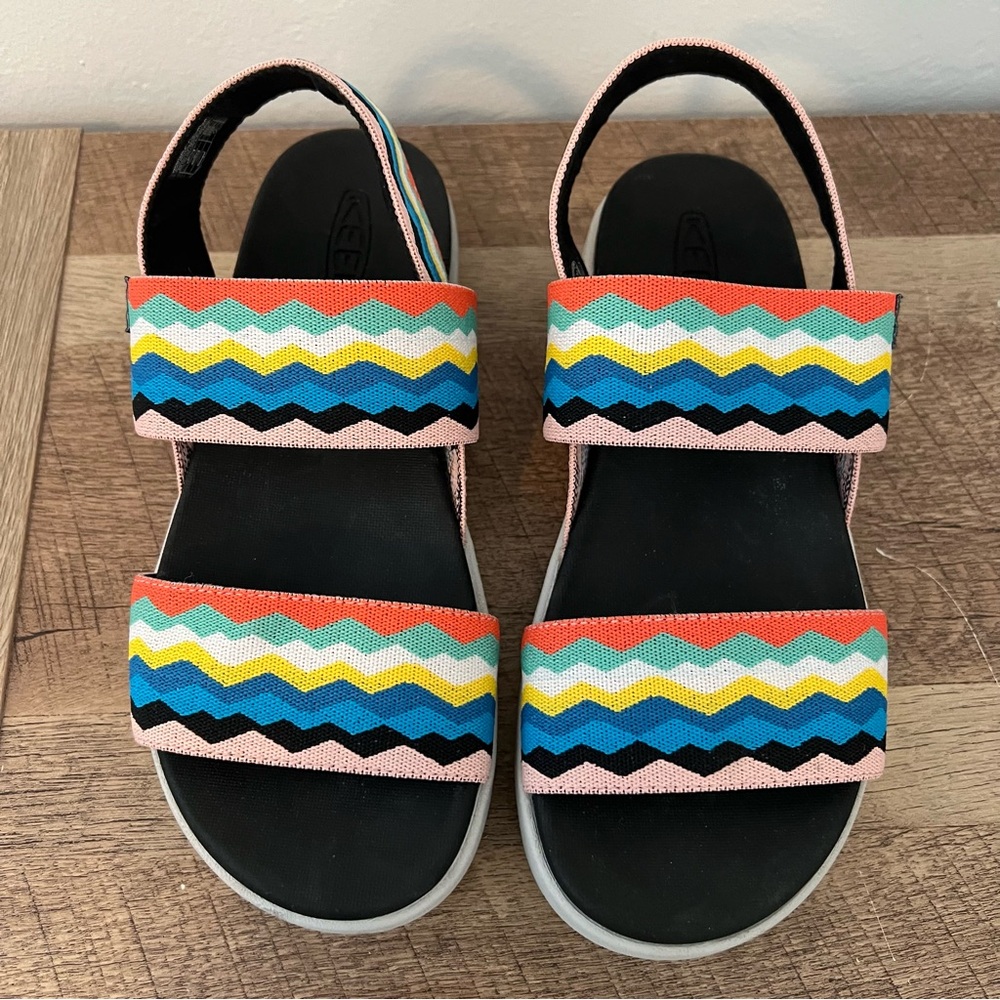 KEEN Women’s Elle Sandal- stretch straps zig zag Size 5.5
